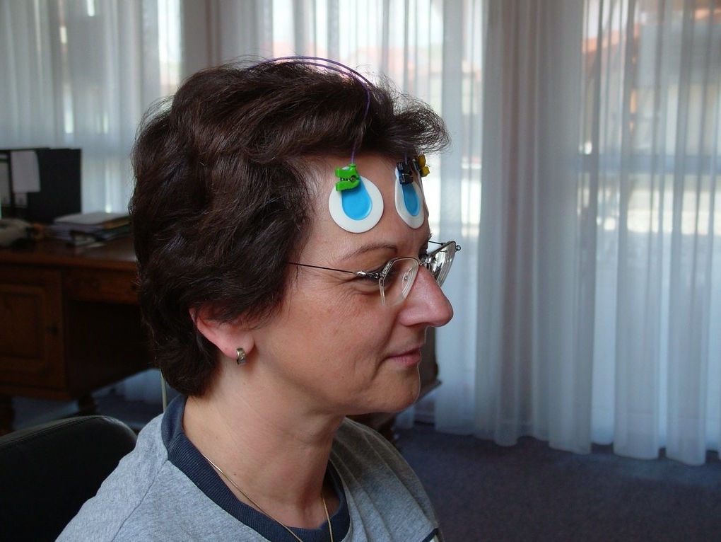 Patient während Behandlung chronischer Kopfschmerzen